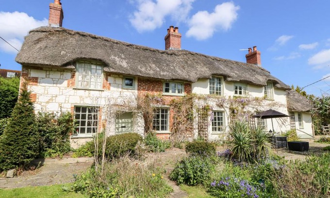 Newport House | 19 Clatterford Shute