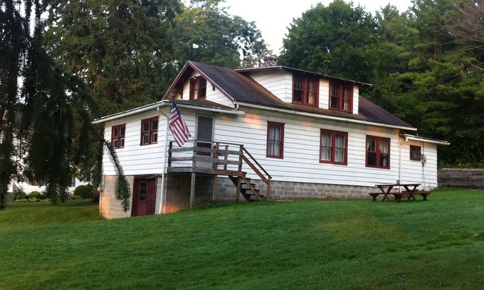 Cuba Cabin | 1920s Cuba Lake Cottage with 3 bedrooms and one bathroom, large yard, and dock.