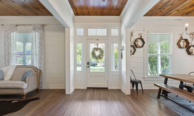 Waco House | 1940's Shiplap Charmer Close to Downtown Waco! PET FRIENDLY!