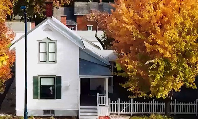Frankenmuth House | 1950's Themed Historic Homestead In The Heart of Downtown Frankenmuth, Walkable