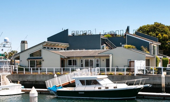 Channel Islands House | 1950J "Dock Holiday"