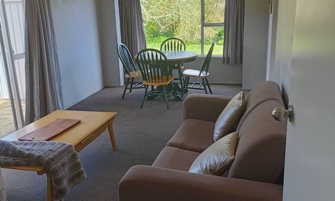 Greenlane - Ellerslie House | 1970's Retro style 2 bed unit