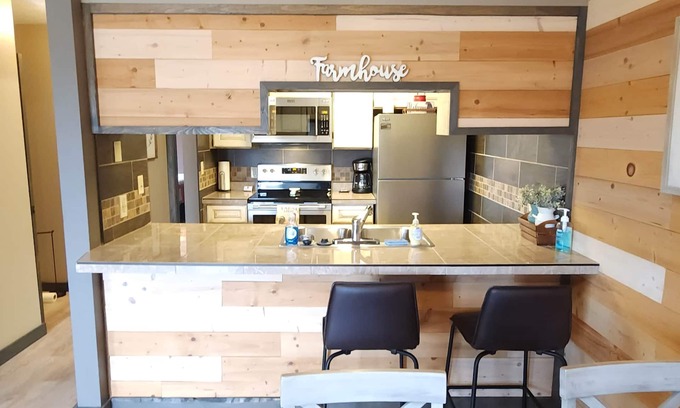 Table Rock Condo | 1bed/1bath King! Pool & Hot Tub! Kitchen! Gated Community!
