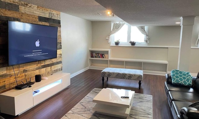 Yellowknife House | 1Bed Cozy Retreat & Spacious Lounge