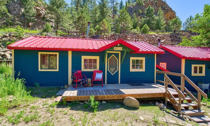 Lyons Cabin | 1BR Cabin for Two, Peaceful River & Mountain Views
