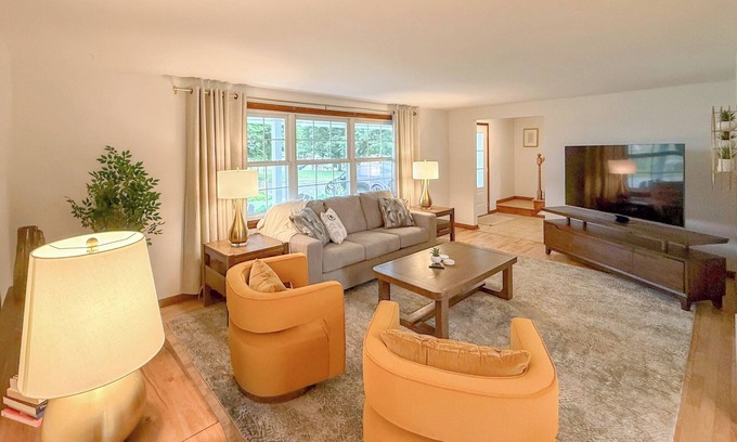 Ashwaubenon House | 1min walk to Lambeau!|King Bed