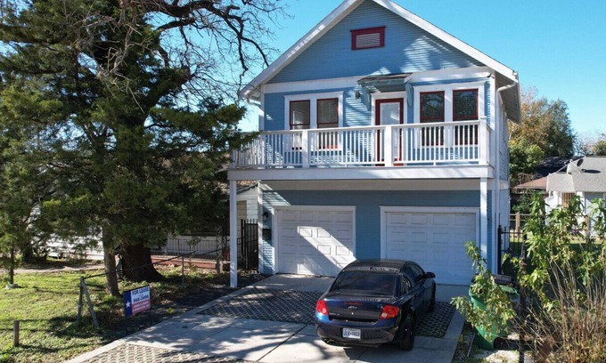 Northside House | 2/1 Inner Loop Home near Rail & Downtown