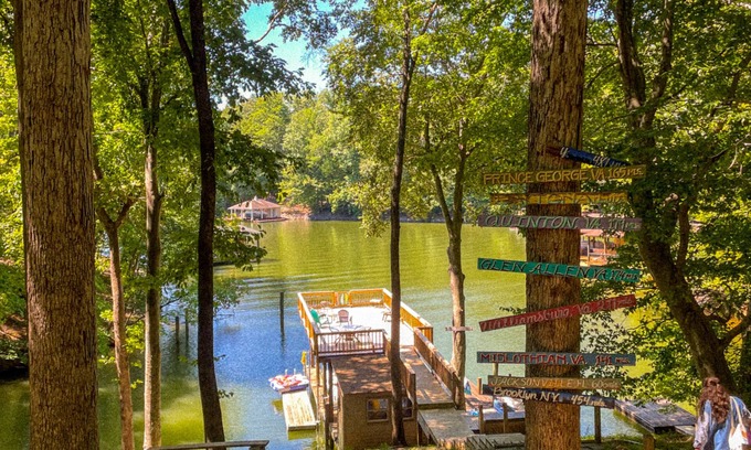 Westlake Corner House | 2.5 wooded acres on quiet deep water cove - create great vacation memories.