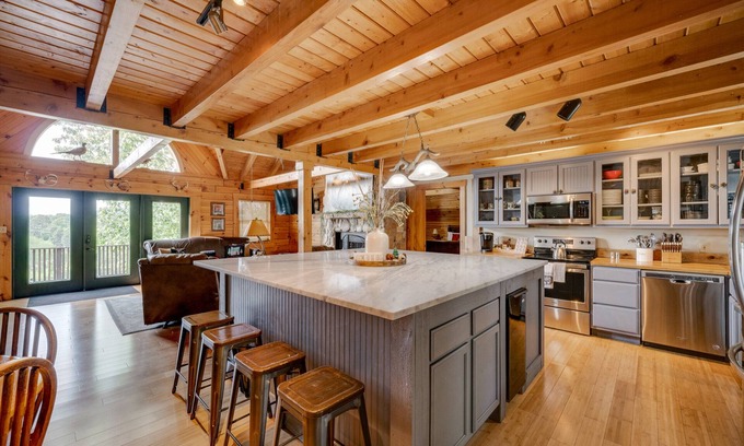 Mid America House | 2 Adjacent Lakefront Homes | 3 Miles to Oaklawn!