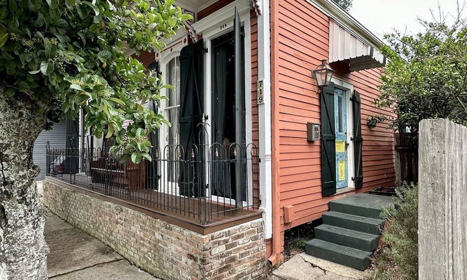 West Riverside Apartment | 2 BD Uptown off Magazine St w pool & patio