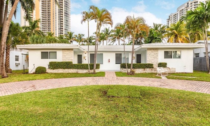 Sunny Isles Beach Ski Chalet | 2 bed 2 bath Beach 1 min walk keyless entry DOG ok Free Parking