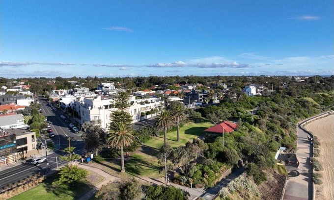 Hampton Condo | 2 bed apartment for up to 6 people in awesome beachside Hampton