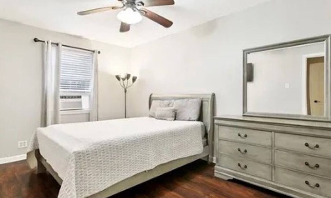 French Quarter Condo | 2 bed condo - 1 block to Quarter. Very walkable.