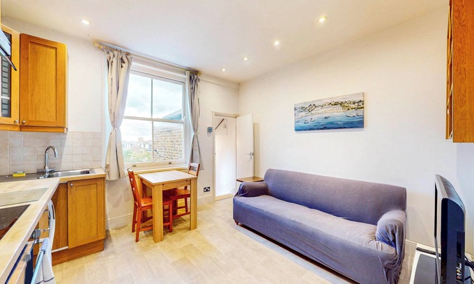 Wimbledon Park Apartment | 2-Bed Flat | Steps to Wimbledon Park & Tube