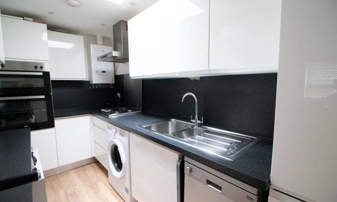 Wimbledon Park Apartment | 2 bed Home from Home Apartments SW19