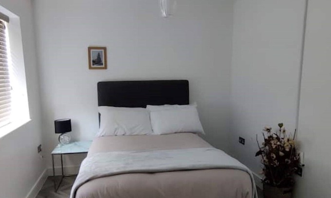 Birch House | 2 bed House Close to Middleton City Centre & Shops