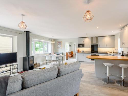 Newent House | 2 Bed in Newent 78696