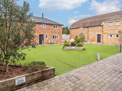 Newport House | 2 Bed in Newport 90243