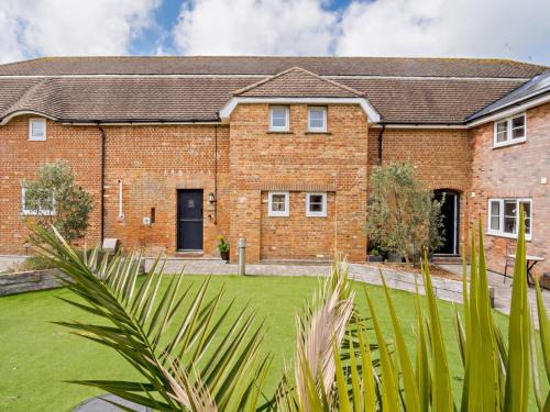 Newport House | 2 Bed in Newport 90247