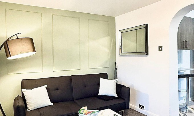Watford Apartment | 2 bed Watford | Free Parking | Overground