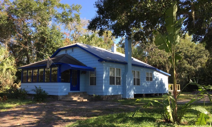 Bradenton Cottage | 2 Bedroom 2.5 Bath (sleeps 4) Historic home by Riverwalk & Parks (min.30 nights)