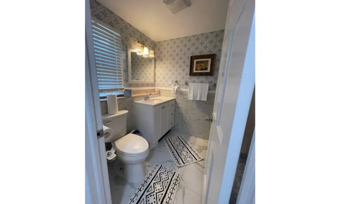 Teaneck House | 2 bedroom 2 bathroom entire apartment near NYC