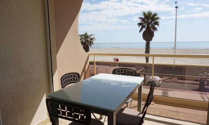 Mediterranee Apartment | 2 bedroom apartment with beachfront terrace Canet Plage