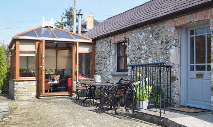 Carmarthen Cottage | 2 bedroom accommodation in Bronwydd Arms