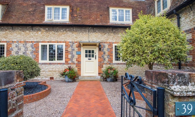 Benson Cottage | 2 bedroom accommodation in Preston Crowmarsh, near Wallingford