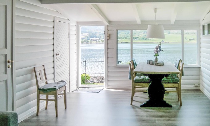 Fraena House | 2 bedroom accommodation in Malmefjorden