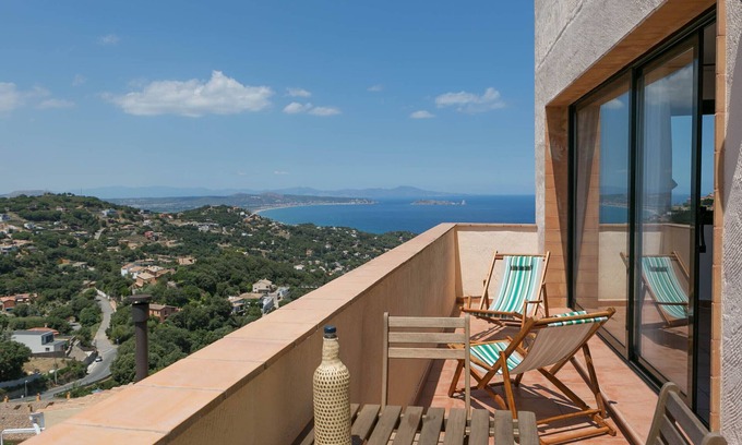 Begur Apartment | 2 bedroom apartment in Begur center. Sea views, terrace and pool (Ref:H09)