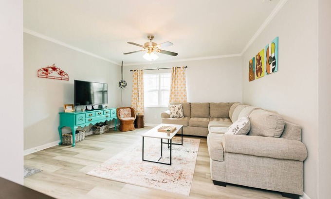 Bayshore Gardens Apartment | 2-bedroom apartment in South Tampa with King Bed!
