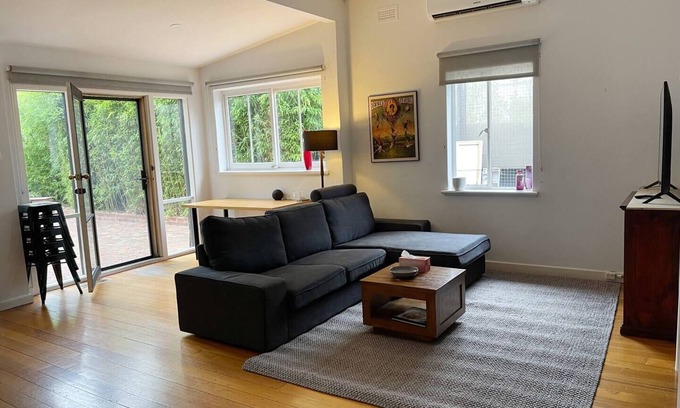 Caulfield South House | 2 bedroom Art Deco Light filled Home!
