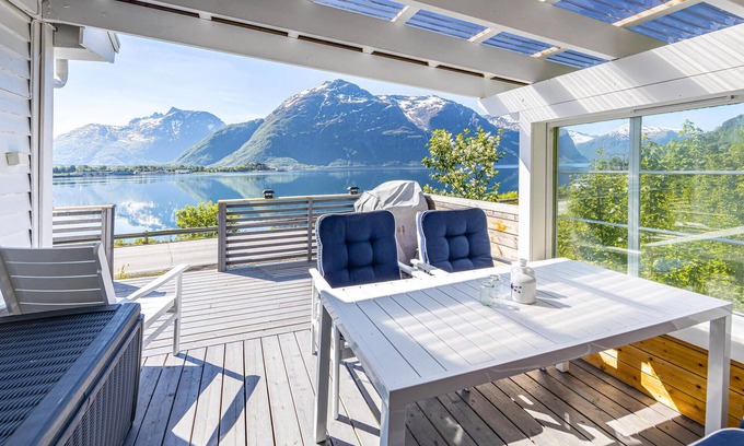 Andalsnes House | 2 bedroom awesome home in Isfjorden