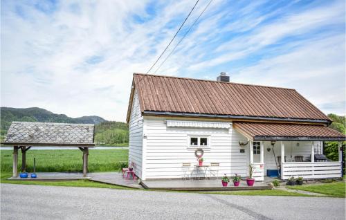 Kvam House | 2 Bedroom Awesome Home In Tørvikbygd