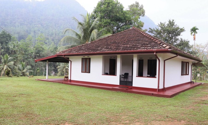 Hiniduma House | 2-bedroom bungalow in charming Thawalama with WiFi, AC