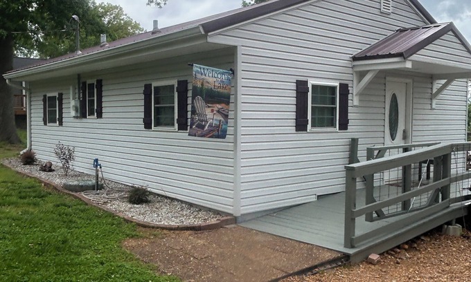 Benton Cabin | 2-bedroom cabin over looking Kentucky Lake