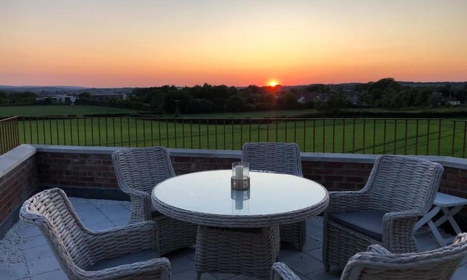 Shoscombe House | 2 Bedroom cottage with Beautiful views over the Mendips