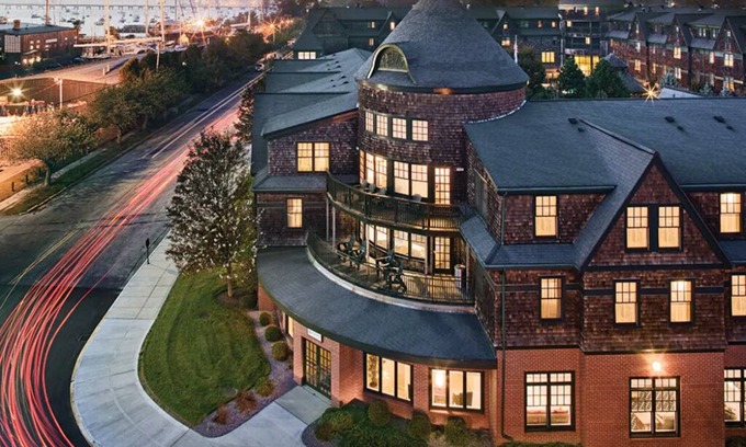 The Point Condo | 2 Bedroom Deluxe Condo, Kitchen, Sleeps 6, Downtown Newport, Long Wharf Resort!