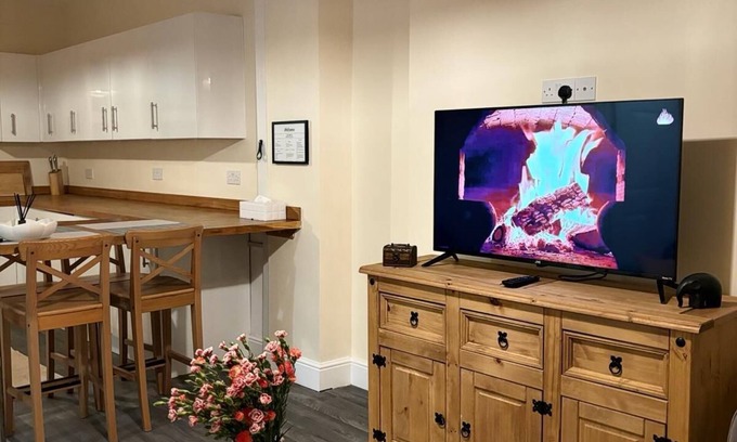 Penarth Apartment | 2-bedroom flat walking distance to Cardiff Bay Penarth Town Centre and Marina. n