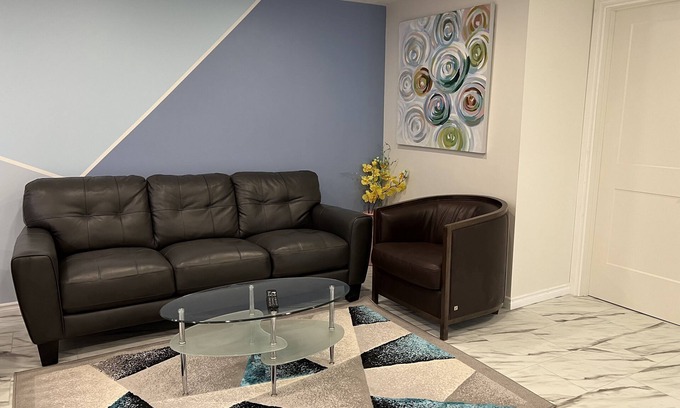 Highland Park House | 2 Bedroom Guest Suite Central Calgary Near Airport & DT