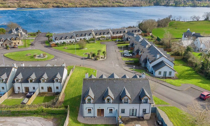 Kenmare Condo | 2 bedroom home in Kenmare with sea views to sleep 4