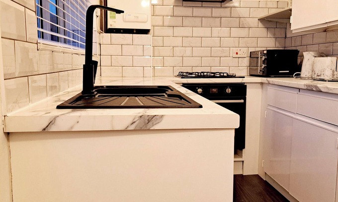 Leeds House | 2 Bedroom House in Leeds - Sleeps 5, Wifi, Parking