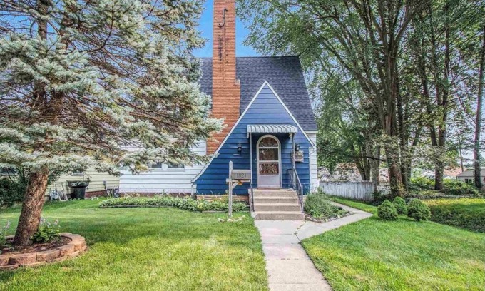 South Bend House | 2-bedroom house, sleeps 7, near Notre Dame with WiFi, AC