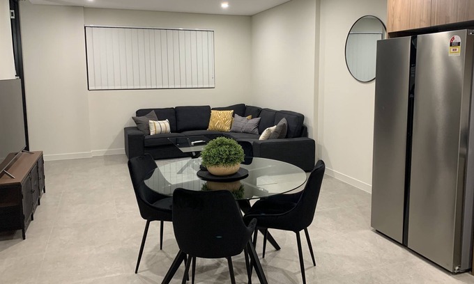 Kingswood Apartment | 2 Bedroom Unit - Wifi -Foxtel - Wheelchair Accessible