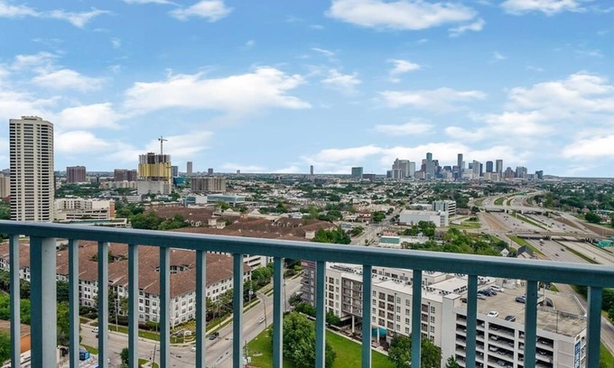 Midtown Condo | 2 Bedrooms , 2-BR W/Pool & Gym In Central Midtown W/Balcony View