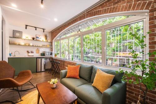 French Quarter Apartment | 2 bedrooms - street view -5 mins to Old Quarter