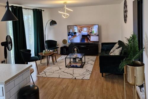 Dartford Apartment | 2 Beds Sleeps 5 Pets Ok Balcony & Free Parking