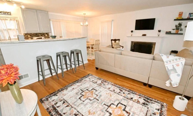 Wooded Estates House | 2 blocks to ND! 4 bedroom 2 bath home(1217)