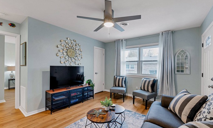 Norfolk - Virginia Beach House | 2 br-Cental Location, WiFi, Washer/dryer in unit, Dogs OK!